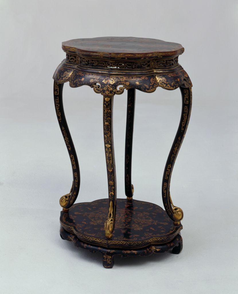 图片[1]-Scenery table with black lacquer painted with gold and begonia-China Archive